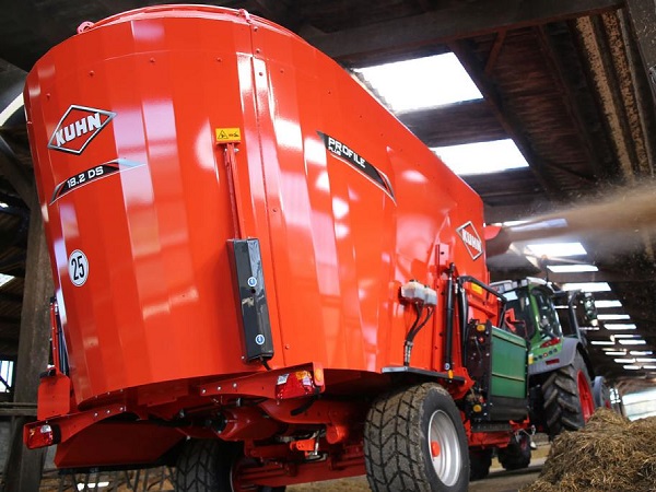 Traktory a poľnohospodárske stroje
