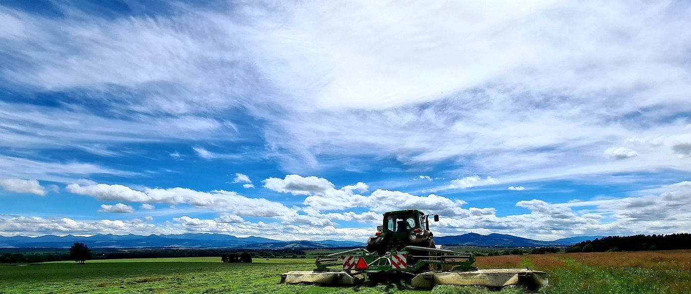 Traktory a poľnohospodárske stroje